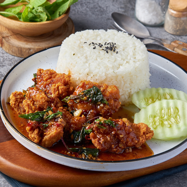 ข้าวไก่กรอบซอสกะเพรา