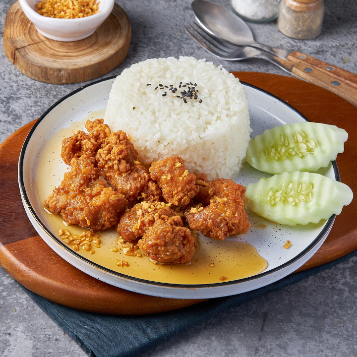 ข้าวไก่กรอบซอสน้ำปลา